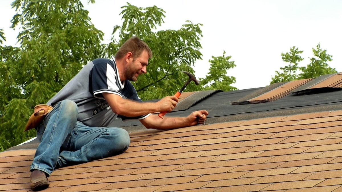 It is important to know the common signs of a failing or faulty roof. Here are 5 warning signs that you may need to call a roof repair service.